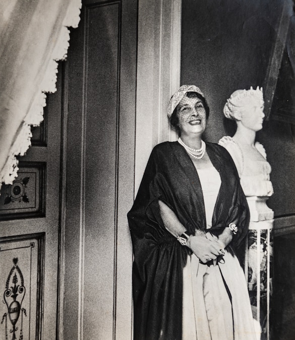 Mimì fotografata accanto al busto in marmo di Elisa dello scultore Joseph Chinard, Marlia, 1958 Archivio “Grönberg – Villa Reale di Marlia” ©Foto Andrea Vieruccijpg