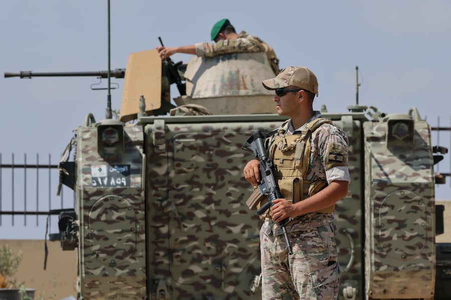 Soldati dell’esercito libanese montano la guardia nel villaggio di Zawtar al-Gharbiya, nel sud del Libano, il 13 agosto 2026. Zawtar al-Gharbiya è una delle zone pilota designate nell’ambito dell’accordo di cessate il fuoco tra Libano e Israele, da cui le forze israeliane si sono ritirate. EPA/WAEL HAMZEH (EPA)