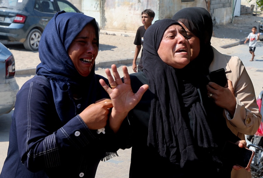 I partecipanti al funerale di Huthaifa Kawari, un palestinese ucciso, secondo quanto riferito dal personale medico, in un attacco israeliano all’ospedale Nasser di Khan Younis, nella Striscia di Gaza meridionale, il 13 agosto 2026. REUTERS/Ramadan Abed (REUTERS)