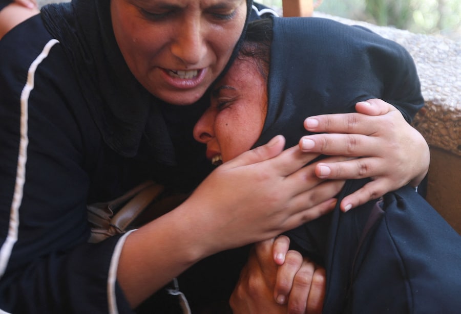 I partecipanti al funerale reagiscono durante la cerimonia funebre di Huthaifa Kawari, un uomo palestinese ucciso, secondo quanto riferito dal personale medico, in un attacco israeliano all’ospedale Nasser di Khan Younis, nella Striscia di Gaza meridionale, il 13 agosto 2026. REUTERS/Ramadan Abed (REUTERS)