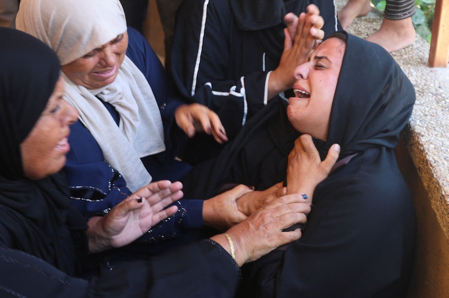 I partecipanti al funerale reagiscono durante la cerimonia funebre di Huthaifa Kawari, un uomo palestinese ucciso, secondo quanto riferito dal personale medico, in un attacco israeliano all’ospedale Nasser di Khan Younis, nella Striscia di Gaza meridionale, il 13 agosto 2026. REUTERS/Ramadan Abed (REUTERS)