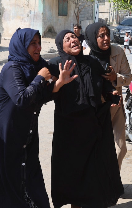 I partecipanti al funerale di Huthaifa Kawari, un palestinese ucciso, secondo quanto riferito dal personale medico, in un attacco israeliano all’ospedale Nasser di Khan Younis, nella parte meridionale della Striscia di Gaza, il 13 agosto 2026. REUTERS/Ramadan Abed (REUTERS)