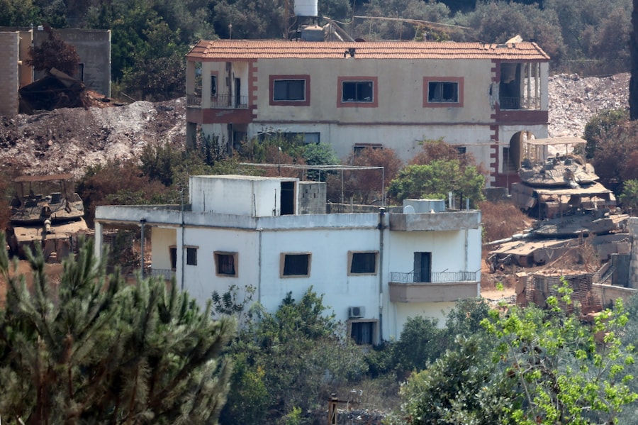 Carri armati israeliani Merkava sono visibili nel villaggio di Zawtar al-Sharqiyah dal villaggio di Zawtar al-Gharbiya, nel sud del Libano, il 13 agosto 2026. Zawtar al-Gharbiya è una delle zone pilota designate nell’ambito dell’accordo di cessate il fuoco tra Libano e Israele, da cui le forze israeliane si sono ritirate. EPA/WAEL HAMZEH (EPA)