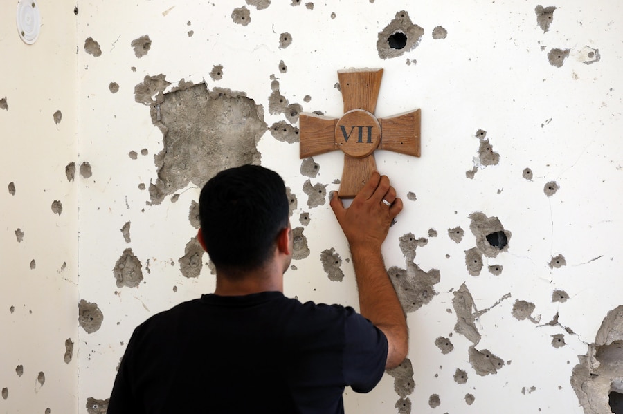 Una veduta dei danni all’interno del monastero di Nostra Signora dell’Annunciazione, costruito nel 2008, nel villaggio di Zawtar al-Gharbiya, nel sud del Libano, il 13 agosto 2026. Il monastero, unico luogo di culto cristiano nel villaggio a maggioranza musulmana sciita, si trova all’ingresso occidentale di Zawtar al-Gharbiya e si articola su tre piani, tra cui una chiesa. Il piano terra era destinato a scuola professionale agricola. Zawtar al-Gharbiya rientra tra le zone pilota designate nell’ambito dell’accordo di cessate il fuoco tra Libano e Israele, da cui le forze israeliane si sono ritirate. EPA/WAEL HAMZEH (EPA)