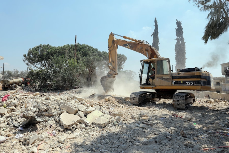Un bulldozer al lavoro nel villaggio di Zawtar al-Gharbiya, nel sud del Libano, il 13 agosto 2026. Zawtar al-Gharbiya è una delle zone pilota designate nell’ambito dell’accordo di cessate il fuoco tra Libano e Israele, dalla quale le forze israeliane si sono ritirate. EPA/WAEL HAMZEH (EPA)