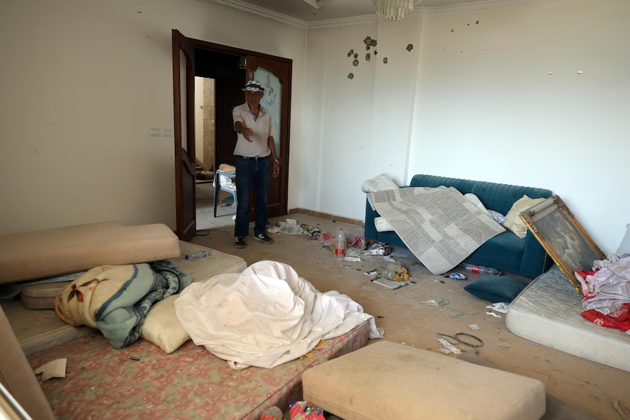 Un uomo si trova all’interno di una stanza della sua casa, utilizzata dai soldati israeliani, nel villaggio di Zawtar al-Gharbiya, nel Libano meridionale, il 13 agosto 2026. Zawtar al-Gharbiya è una delle zone pilota designate nell’ambito dell’accordo di cessate il fuoco tra il Libano e Israele, da cui le forze israeliane si sono ritirate. EPA/WAEL HAMZEH (EPA)