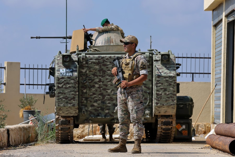 Soldati dell’esercito libanese montano la guardia nel villaggio di Zawtar al-Gharbiya, nel sud del Libano, il 13 agosto 2026. Zawtar al-Gharbiya è una delle zone pilota designate nell’ambito dell’accordo di cessate il fuoco tra Libano e Israele, da cui le forze israeliane si sono ritirate. EPA/WAEL HAMZEH (EPA)