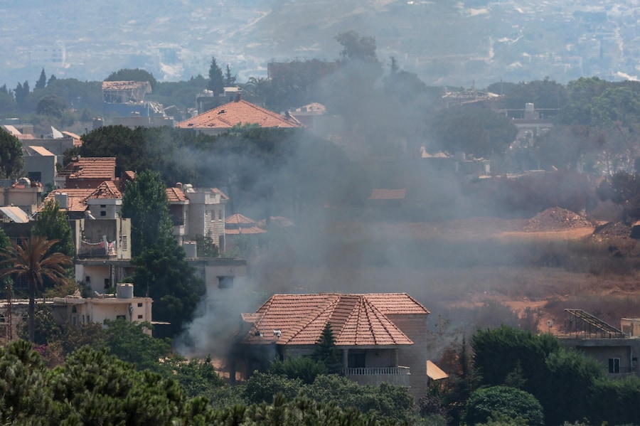 Un incendio divampa in un'abitazione dopo che le forze israeliane le hanno dato fuoco nel villaggio di Zawtar al-Sharqiyah, come si vede dal villaggio di Zawtar al-Gharbiya, nel Libano meridionale, il 13 agosto 2026. Zawtar al-Gharbiya è una delle zone pilota designate nell’ambito dell’accordo di cessate il fuoco tra Libano e Israele, da cui le forze israeliane si sono ritirate. EPA/WAEL HAMZEH (EPA)