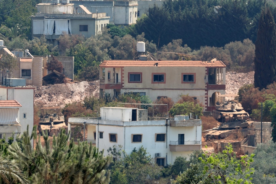 Carri armati israeliani Merkava sono visibili nel villaggio di Zawtar al-Sharqiyah dal villaggio di Zawtar al-Gharbiya, nel sud del Libano, il 13 agosto 2026. Zawtar al-Gharbiya è una delle zone pilota designate nell’ambito dell’accordo di cessate il fuoco tra Libano e Israele, da cui le forze israeliane si sono ritirate. EPA/WAEL HAMZEH (EPA)