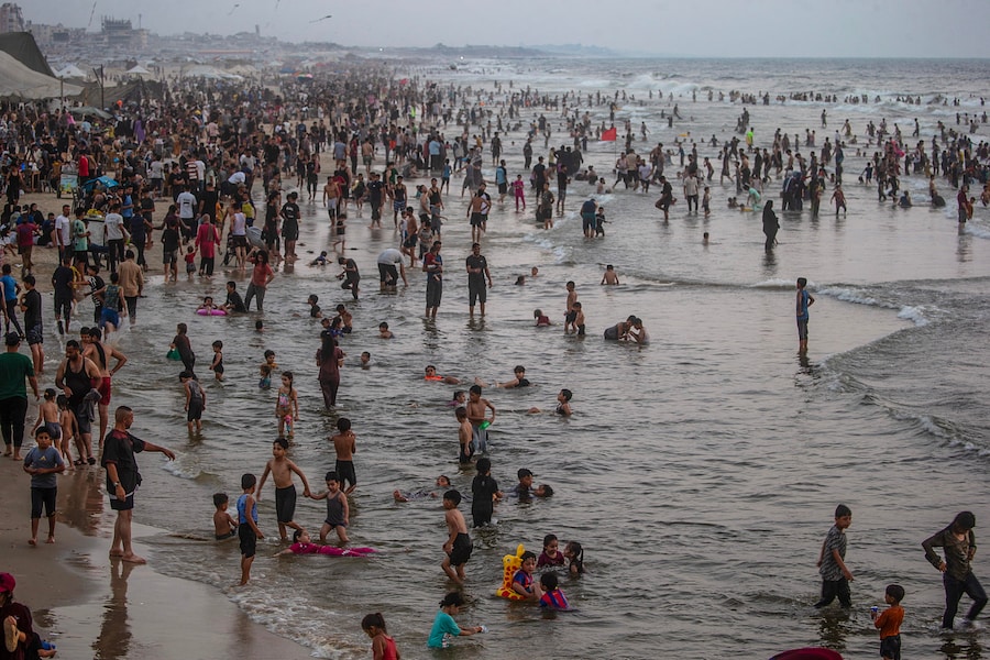 Sfoallati sulla spiaggia nella parte occidentale della città di Gaza, nella Striscia di Gaza, il 14 agosto 2026. Secondo l’ONU, circa 1,9 milioni di persone a Gaza, quasi il 90% della popolazione, sono ancora sfollate all’interno del territorio, e molte di loro si sono trasferite più volte dall’inizio del conflitto tra Israele e Hamas nell’ottobre 2023. (EPA)