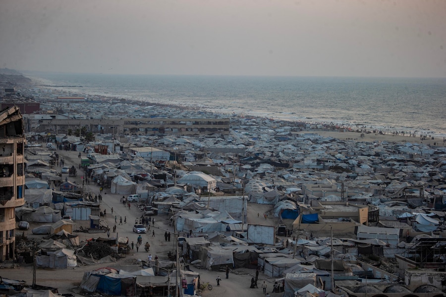 Migliaia di tende di fortuna delle famiglie palestinesi sfollate sono state montate sulla spiaggia nella parte occidentale della città di Gaza, nella Striscia di Gaza, il 14 agosto 2026. Secondo l’ONU, circa 1,9 milioni di persone a Gaza, quasi il 90 per cento della popolazione, sono ancora sfollate all’interno del territorio, e molte di loro si sono trasferite più volte dall’inizio del conflitto tra Israele e Hamas nell’ottobre 2023. (EPA)