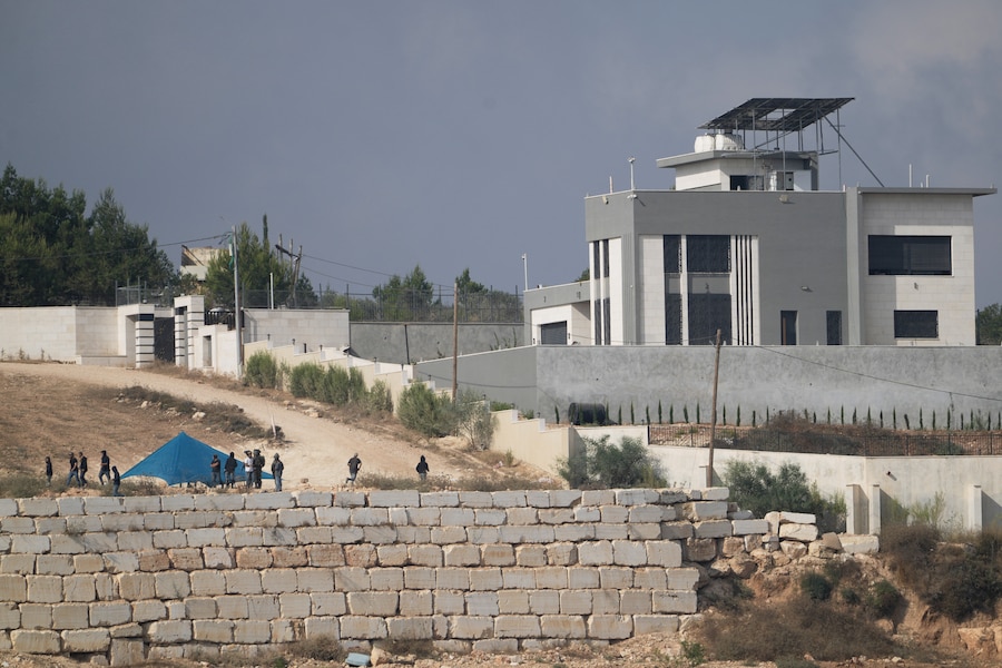 Venerdì 14 agosto 2026, nel villaggio di Qusra, nella Cisgiordania occupata, a sud di Nablus, i soldati israeliani hanno evacuato i coloni israeliani prima di smantellare la loro tenda situata di fronte a una delle tre abitazioni appartenenti a famiglie palestinesi che da sei giorni sono assediate dai coloni. (APN)