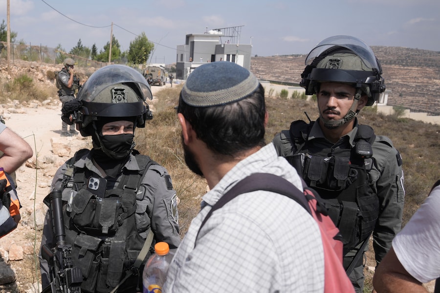 Nel villaggio di Qusra, nella Cisgiordania occupata, a sud di Nablus, i soldati dell’esercito israeliano hanno respinto alcuni attivisti che marciavano con rifornimenti di cibo e acqua verso le abitazioni di tre famiglie palestinesi assediate da sei giorni dai coloni israeliani. Venerdì 14 agosto 2026 (APN)