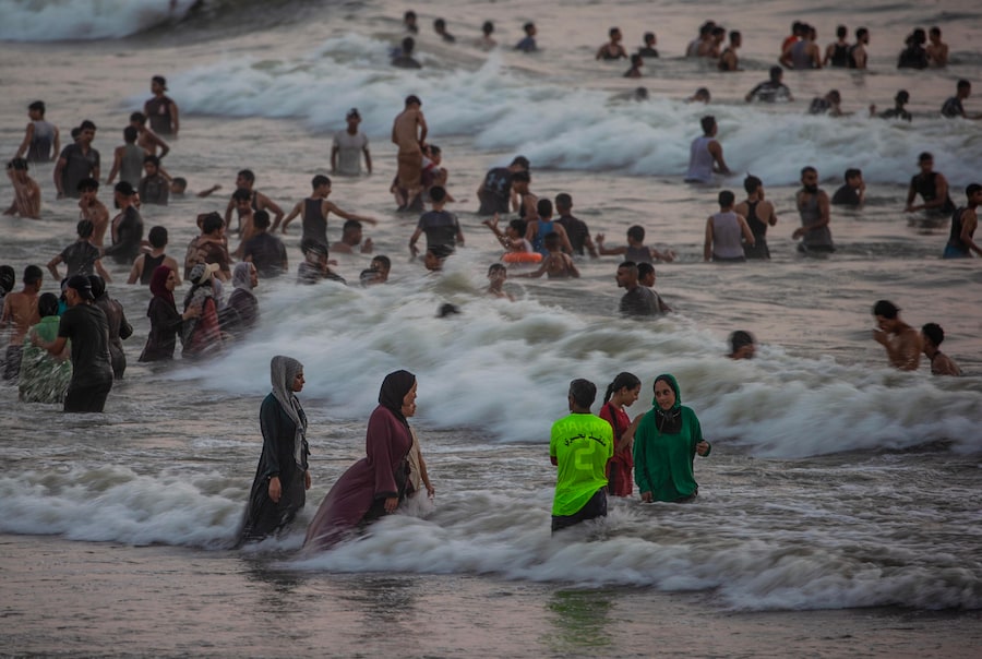 Palestinesi sfollati sulla spiaggia nella parte occidentale della città di Gaza, nella Striscia di Gaza, il 14 agosto 2026. Secondo l’ONU, circa 1,9 milioni di persone a Gaza, quasi il 90% della popolazione, sono ancora sfollate all’interno del territorio, e molte di loro si sono trasferite più volte dall’inizio del conflitto tra Israele e Hamas nell’ottobre 2023. E (EPA)