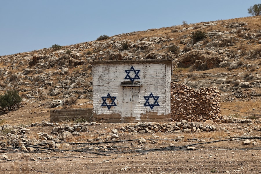 Tre stelle di David sono state dipinte su una proprietà palestinese nella Valle del Giordano, nei pressi della città di Tubas in Cisgiordania, il 14 agosto 2026. Secondo un rapporto pubblicato il 13 agosto da un’organizzazione israeliana che monitora gli insediamenti, nell’Area B sono stati istituiti 26 avamposti e i coloni hanno espulso almeno 19 comunità o insediamenti palestinesi presenti in tale zona. L’Area B è definita come territorio soggetto al controllo civile palestinese e al controllo militare israeliano. (EPA)