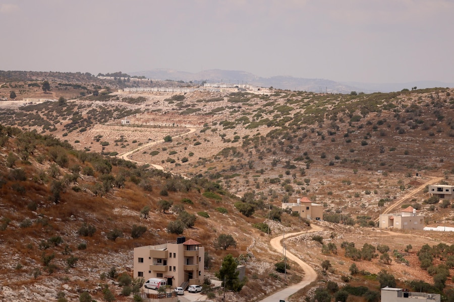 ’insediamento israeliano di “Ganim”, ricostituito, visto dal villaggio di Deir Abu Daif, nei pressi della città di Jenin in Cisgiordania, il 14 agosto 2026. (EPA)