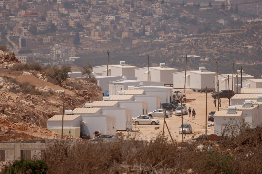 Il nuovo insediamento israeliano “Dotan Valley”, visto da Arraba, nei pressi della città di Jenin in Cisgiordania, il 14 agosto 2026. Secondo l’agenzia di stampa palestinese WAFA, i coloni israeliani hanno rifondato Ganim il 13 agosto, 21 anni dopo la sua evacuazione del 2005 nell’ambito del piano di disimpegno di Israele. La mossa fa seguito a una decisione del governo israeliano della fine del 2025 che approvava la ricostituzione di Ganim e Kadim. La WAFA ha riferito di chiusure stradali durante la ricostituzione di Ganim e di più ampi preparativi infrastrutturali in tutta la Cisgiordania settentrionale. (EPA)