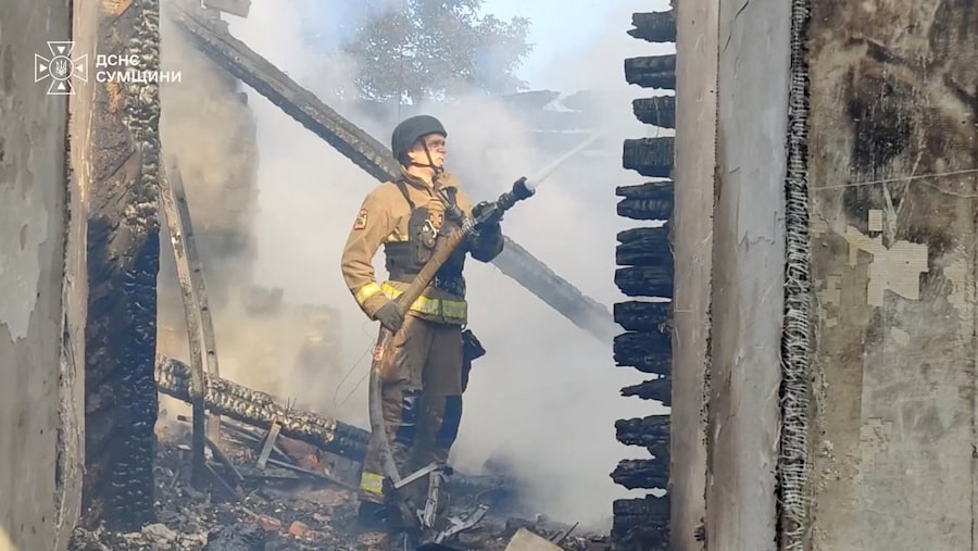Un vigile del fuoco spegne un incendio dopo un presunto attacco russo, in una località nella regione di Sumy, in Ucraina. (via REUTERS)