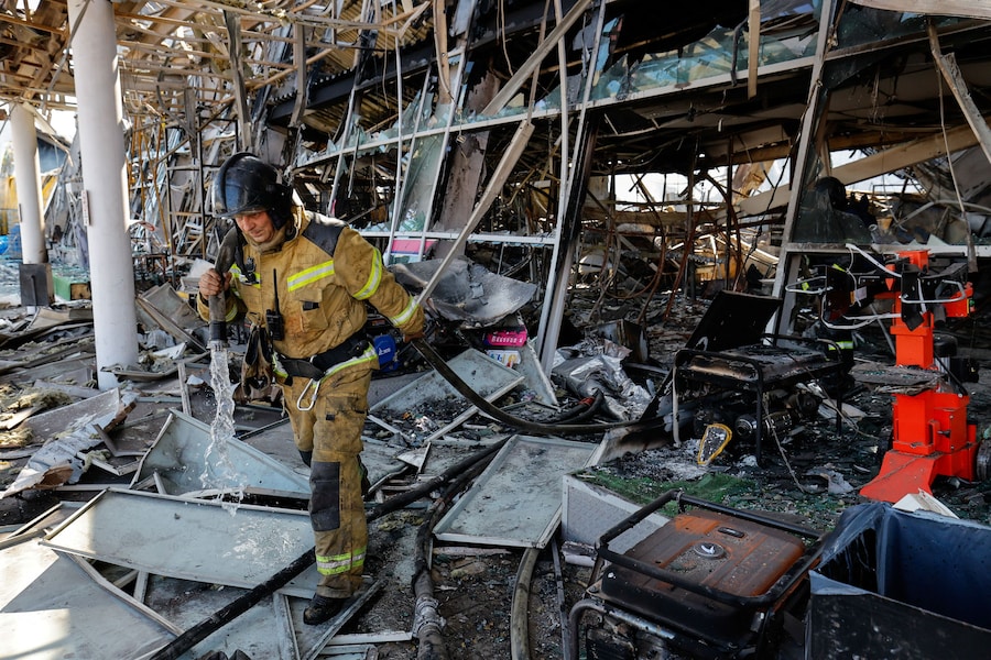 Un ipermercato raso al suolo in seguito a un attacco avvenuto durante la notte, definito dalle autorità insediate dalla Russia come un attacco con droni ucraini, a Yenakiieve (Yenakiyevo), nella regione di Donetsk, un’area dell’Ucraina controllata dalla Russia, il 14 agosto 2026. (REUTERS)