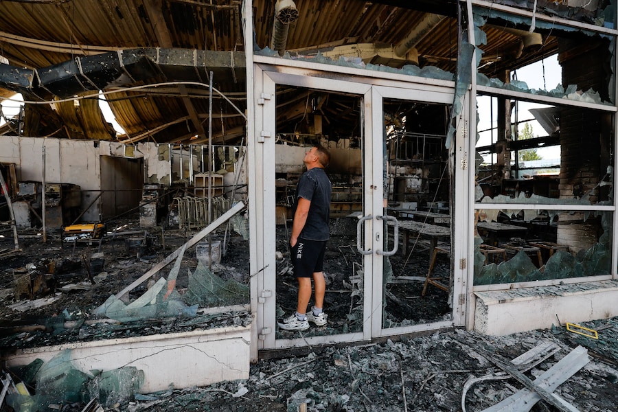 Le macerie di un ipermercato raso al suolo a seguito di un attacco avvenuto durante la notte, definito dalle autorità insediate dalla Russia come un attacco con droni ucraini, nel corso del conflitto tra Russia e Ucraina a Yenakiieve (Yenakiyevo), nella regione di Donetsk, un’area dell’Ucraina controllata dalla Russia, 14 agosto 2026. (REUTERS)