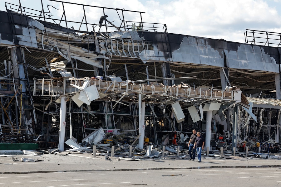 Un ipermercato raso al suolo in seguito a un attacco avvenuto durante la notte, definito dalle autorità insediate dalla Russia come un attacco con droni ucraini, a Yenakiieve (Yenakiyevo), nella regione di Donetsk, un’area dell’Ucraina controllata dalla Russia, il 14 agosto 2026. (REUTERS)