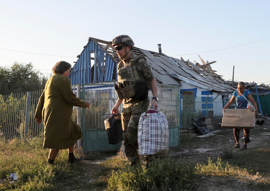 Agenti di polizia ucraini e volontari dell’organizzazione civile “Chaplain Patrol” evacuano anziani dagli insediamenti in prima linea nella regione di Zaporizhzhia, nel sud-est dell’Ucraina, il 14 agosto 2026. (EPA)