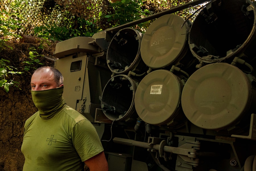 Un membro dell'equipaggio di un sistema HIMARS ucraino, assegnato alla 148ª brigata, in piedi accanto ai tubi di lancio sulla linea del fronte nell'Ucraina orientale, prima di lanciare razzi contro le postazioni russe, sabato 8 agosto 2026. (APN)