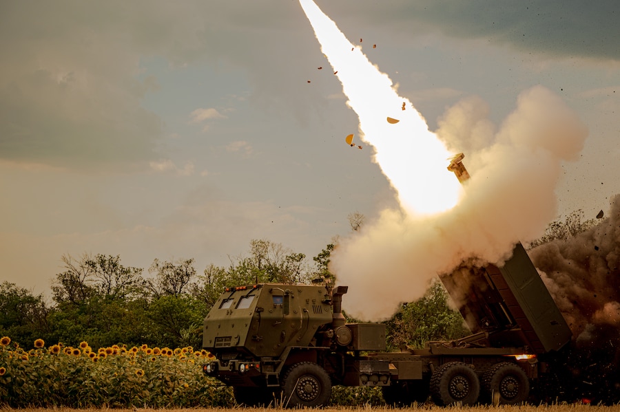 Una squadra ucraina addetta al sistema HIMARS, assegnata alla 148ª brigata, spara razzi contro le postazioni russe sulla linea del fronte nell’Ucraina orientale. (APN)