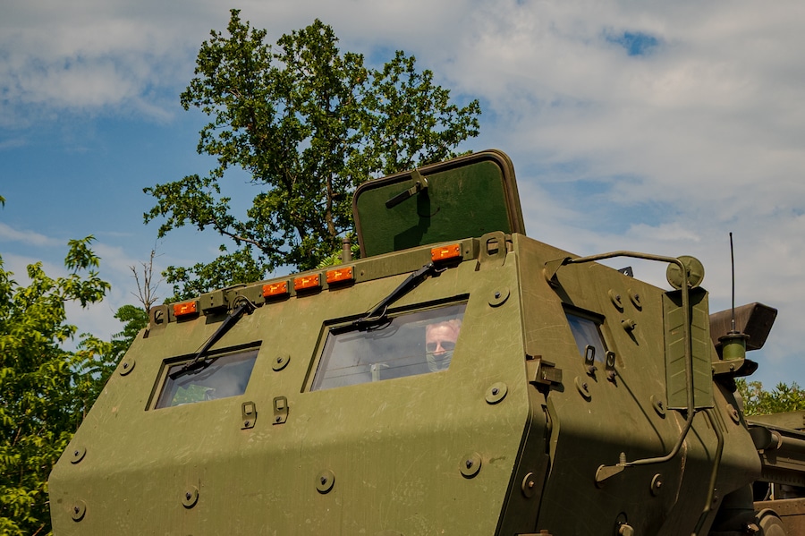 Un membro dell'equipaggio di un sistema HIMARS ucraino, assegnato alla 148ª brigata, guida il veicolo lungo la linea del fronte nell'Ucraina orientale, diretto a lanciare razzi contro le postazioni russe. (APN)