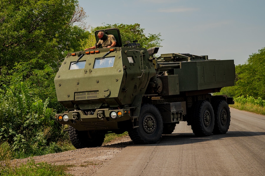 Un equipaggio ucraino di un sistema HIMARS, assegnato alla 148ª brigata, prende posizione in prima linea nell’Ucraina orientale per lanciare razzi contro le postazioni russe. (APN)
