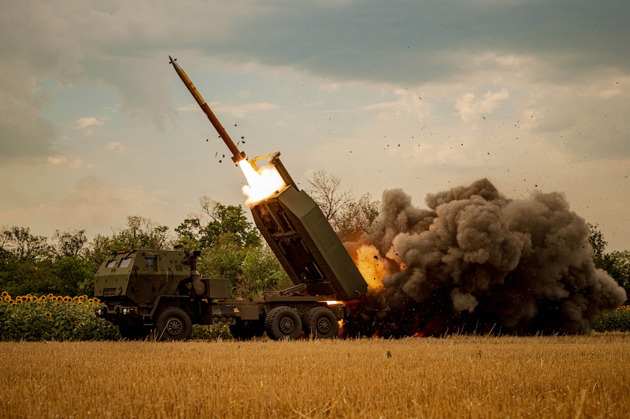 Una squadra ucraina addetta al sistema HIMARS, assegnata alla 148ª brigata, spara razzi contro le postazioni russe sulla linea del fronte nell’Ucraina orientale. (APS)