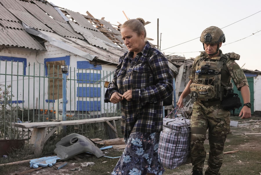 Un soldato ucraino aiuta alcune persone anziane durante l'evacuazione dagli insediamenti situati in prima linea nella regione di Zaporizhzhia, nel sud-est dell'Ucraina, il 14 agosto 2026. (EPA)