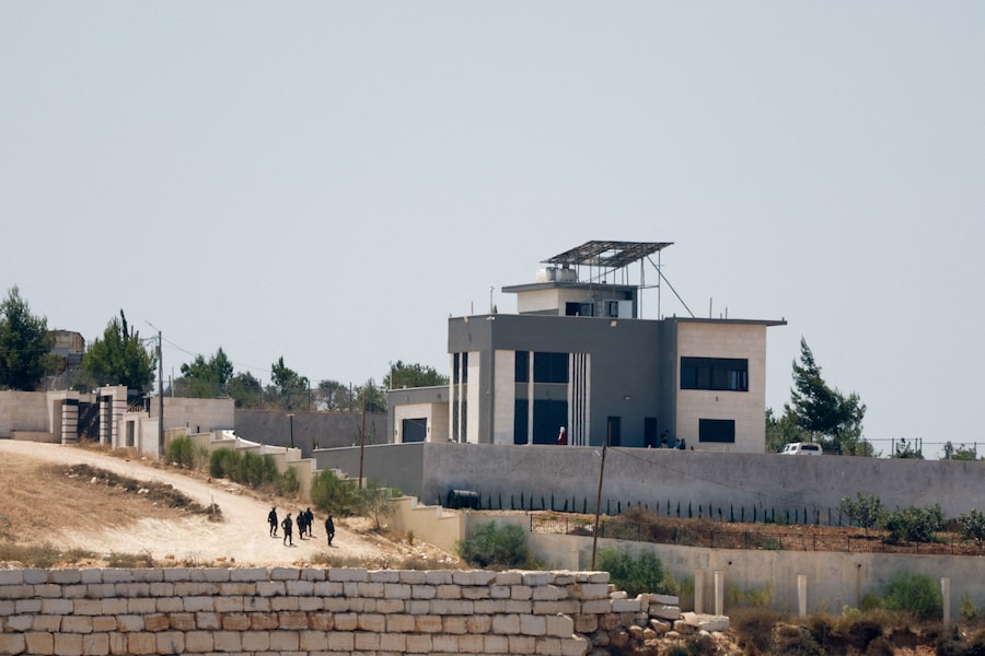 Forze militari israeliane alle porte del villaggio di Qusra, nella Cisgiordania occupata da Israele, 15 agosto 2026. (REUTERS)