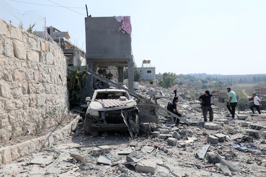 Alcune persone ispezionano un edificio danneggiato dopo un attacco aereo israeliano sul villaggio di Ansar, nel sud del Libano, il 15 agosto 2026. Secondo l’agenzia di stampa ufficiale libanese (NNA), almeno sette persone sono state uccise e altre due ferite in un attacco aereo israeliano sul villaggio di Ansar nelle prime ore del 15 agosto. (EPA)