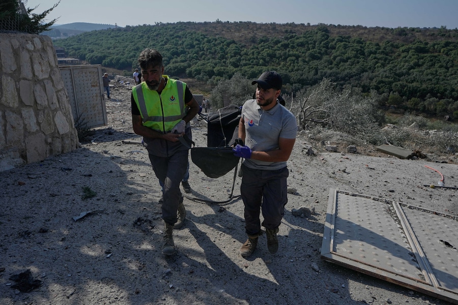 I soccorritori trasportano il cadavere di una persona, rimasta uccisa in un'abitazione colpita da un attacco aereo israeliano nel villaggio di Ansar, nel sud del Libano, sabato 15 agosto 2026. (APN)