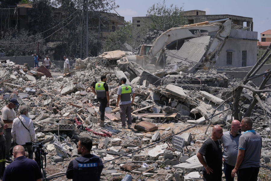 Una casa distrutta colpita da un attacco aereo israeliano nel villaggio di Deir al-Zahrani, nel sud del Libano. (APN)