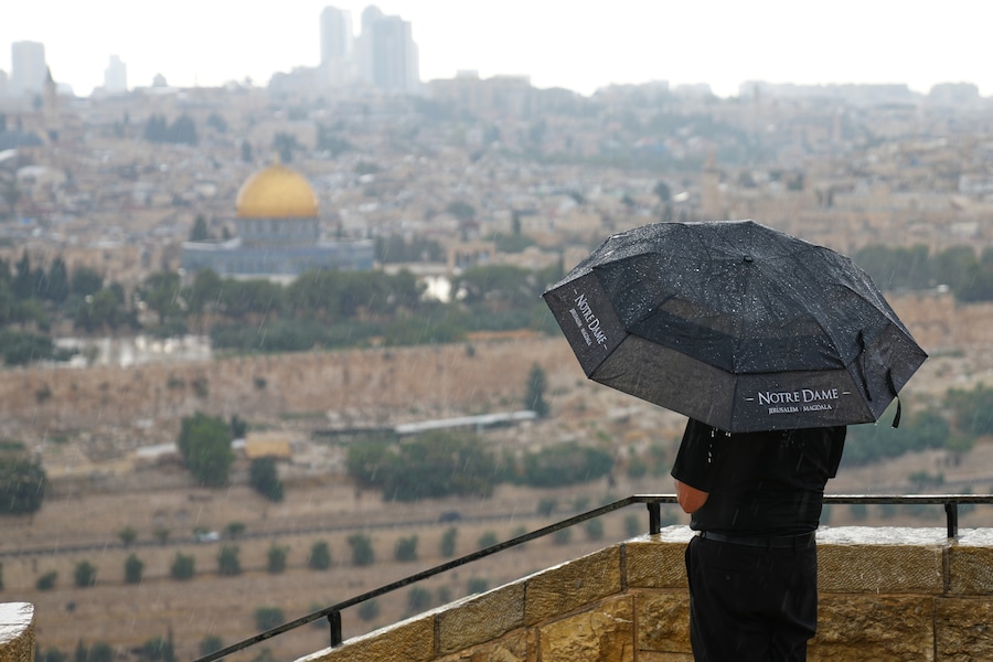 Il santuario della Cupola della Roccia, situato nel complesso della Moschea di Al-Aqsa, è visibile durante una forte pioggia nella Città Vecchia di Gerusalemme, sabato 15 agosto 2026. (APN)