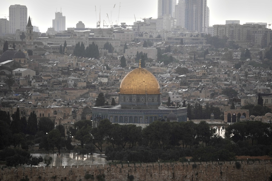 Il santuario della Cupola della Roccia, situato nel complesso della Moschea di Al-Aqsa, è visibile durante una forte pioggia nella Città Vecchia di Gerusalemme, sabato 15 agosto 2026. (APN)