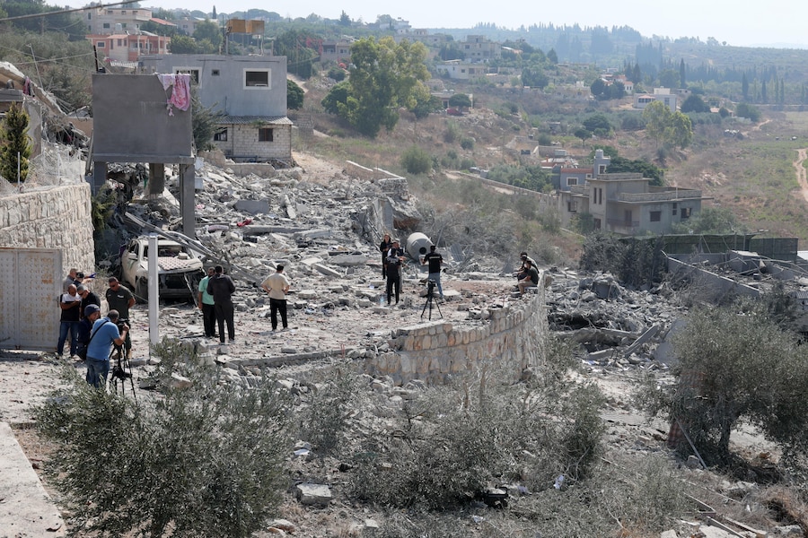 Alcune persone ispezionano un edificio danneggiato dopo un attacco aereo israeliano sul villaggio di Ansar, nel sud del Libano, il 15 agosto 2026. Secondo l’agenzia di stampa ufficiale libanese (NNA), almeno sette persone sono state uccise e altre due sono rimaste ferite in un attacco aereo israeliano sul villaggio di Ansar nelle prime ore del 15 agosto. (EPA)