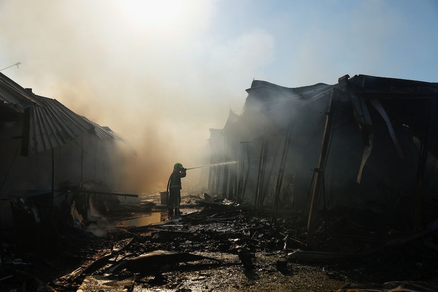 Un vigile del fuoco interviene sul luogo di un mercato del libro colpito da un missile russo, nel contesto dell'attacco della Russia all'Ucraina, a Kiev, Ucraina, il 16 agosto 2026. (REUTERS)