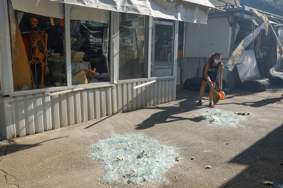 Un dipendente rimuove i detriti all'interno del complesso di un mercato del libro danneggiato da un attacco missilistico russo a Kiev, Ucraina, il 16 agosto 2026. (REUTERS)