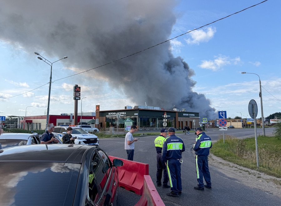 Il fumo si alza dai magazzini Wildberries in fiamme a seguito di un attacco con droni ucraini, secondo quanto riferito dal governatore regionale, nel corso del conflitto tra Russia e Ucraina, a Koledino, nella regione di Mosca, Russia, il 16 agosto 2026. (REUTERS)