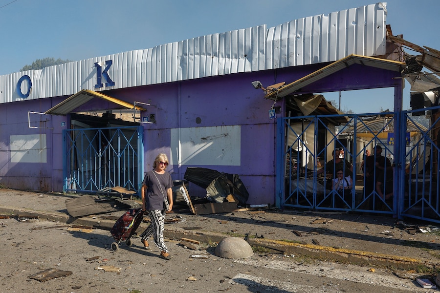Un mercatino dei libri colpito da un missile russo a Kiev, Ucraina, il 16 agosto 2026. (REUTERS)