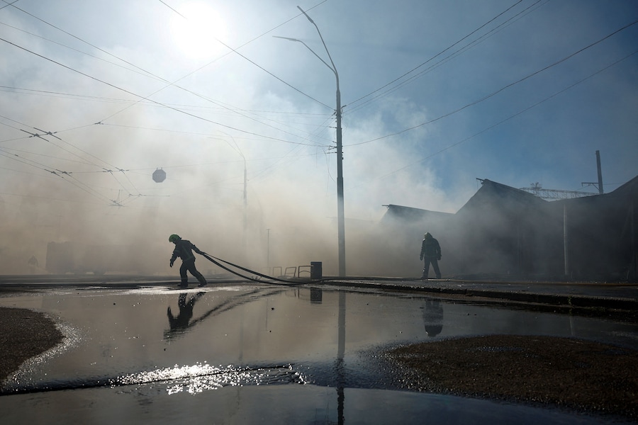 I vigili del fuoco intervengono sul luogo di un mercatino dei libri colpito da un missile russo, nel contesto dell'attacco della Russia all'Ucraina, a Kiev, Ucraina, il 16 agosto 2026. (REUTERS)