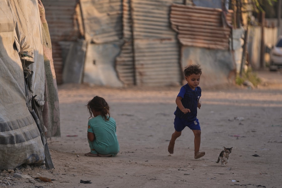 Majed Tafesh, 3 anni, corre dietro al suo gatto mentre gioca tra le tende di un campo profughi per palestinesi sfollati a Deir al-Balah, nella Striscia di Gaza centrale. (Foto AP/Abdel Kareem Hana/APN)