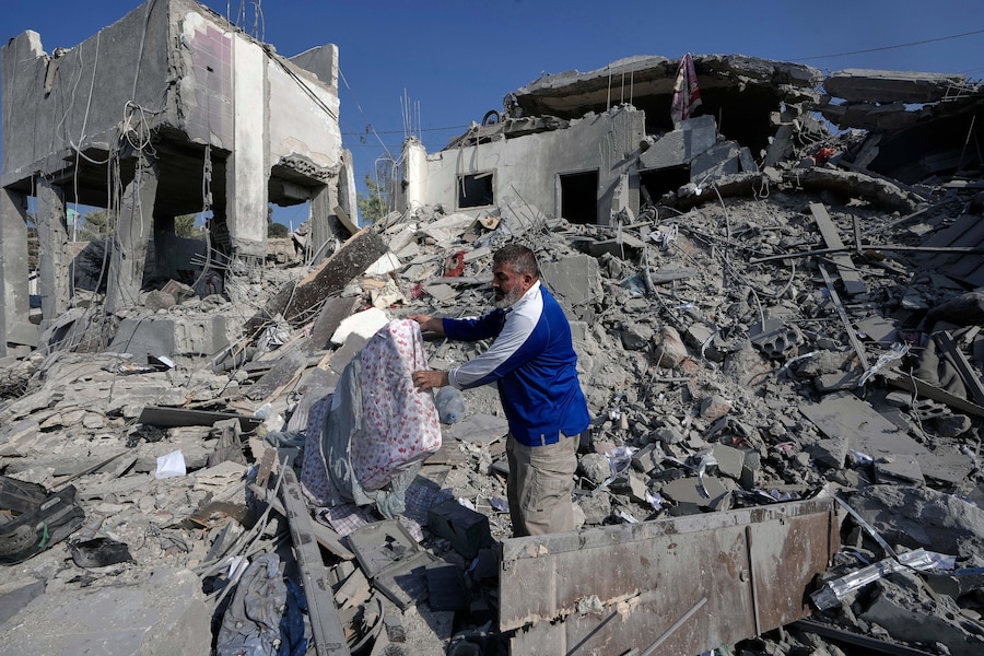 Un uomo estrae un materasso dalle macerie di una casa distrutta, colpita da un attacco aereo israeliano nel villaggio di Ansar, nel Libano meridionale. (AP Photo/Mohammed Zaatari/Associated Press/ LaPresse/APN)