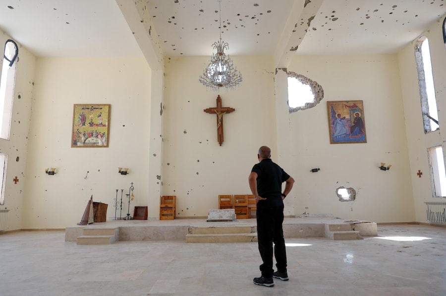 Padre Omar al-Hashem ispeziona il monastero di Nostra Signora dell’Annunciazione, costruito nel 2008, nel villaggio di Zawtar al-Gharbiya, nel Libano meridionale. Il monastero, unico luogo di culto cristiano nel villaggio a maggioranza musulmana sciita, si trova all’ingresso occidentale di Zawtar al-Gharbiya e si sviluppa su tre piani, tra cui una chiesa. Il piano terra è stato destinato a scuola professionale agricola. Zawtar al-Gharbiya rientra tra le zone pilota designate nell’ambito dell’accordo di cessate il fuoco tra Libano e Israele, da cui le forze israeliane si sono ritirate. (EPA/Wael Hamzeh)