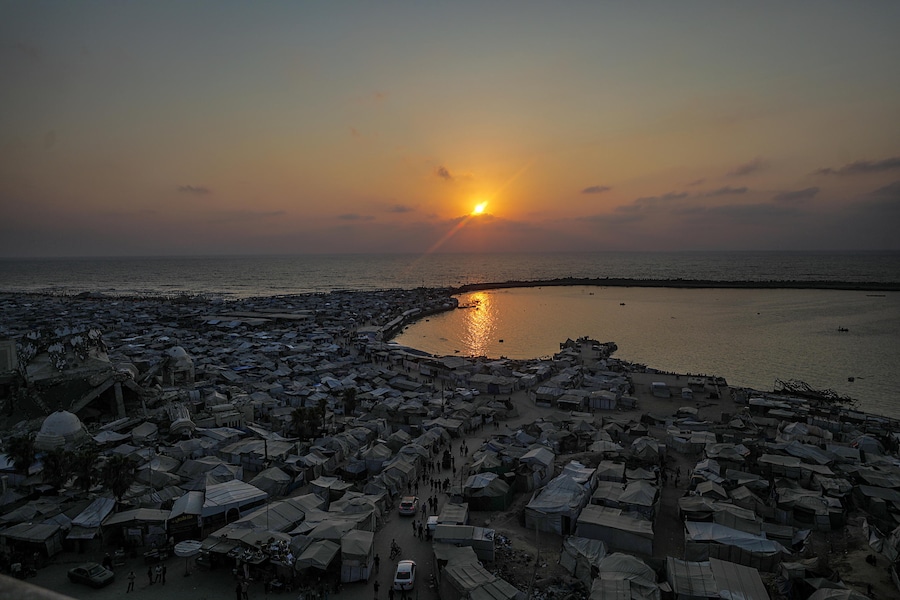 Migliaia di tende di fortuna delle famiglie palestinesi sfollate sono state montate sulla spiaggia nella parte occidentale della città di Gaza, nella Striscia di Gaza. Secondo l’ONU, circa 1,9 milioni di persone a Gaza, quasi il 90% della popolazione, sono ancora sfollate all’interno del territorio, e molte di loro si sono trasferite più volte dall’inizio del conflitto tra Israele e Hamas nell’ottobre 2023. (EPA/Mohammed Saber)