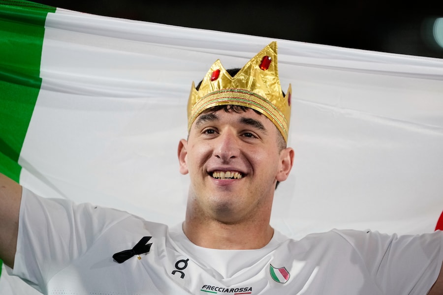 Leonardo Fabbri posa dopo aver vinto la medaglia d'oro nella finale del lancio del peso maschile. (APS)