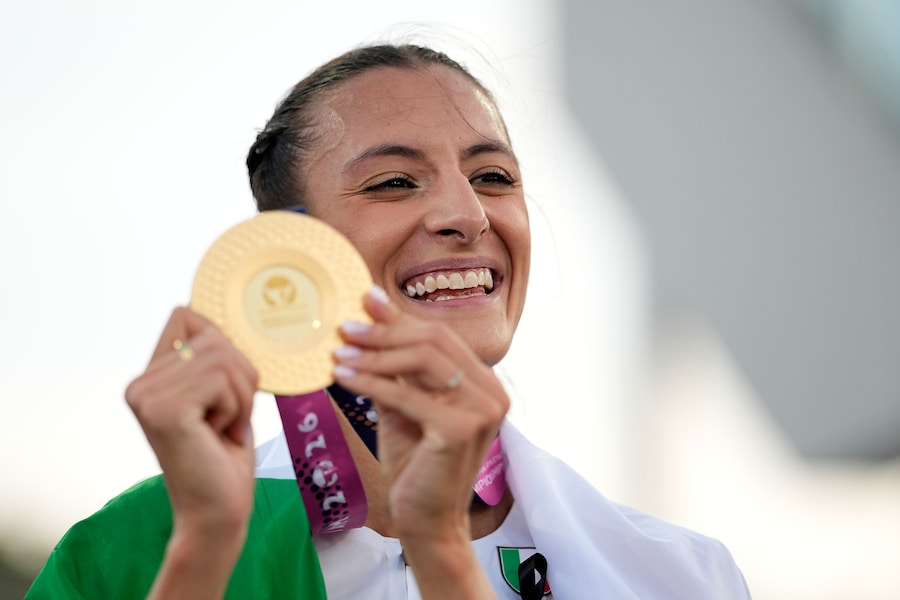 Nadia Battocletti posa dopo aver vinto la medaglia d'oro nella finale dei 5.000 metri femminili. (APS)